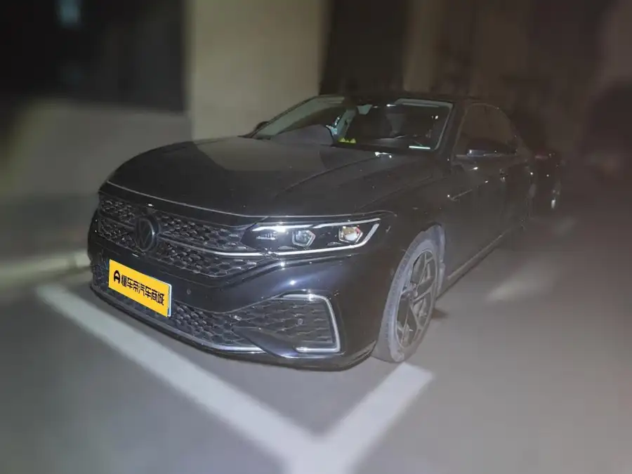 Volkswagen Passat 330TSI Premium