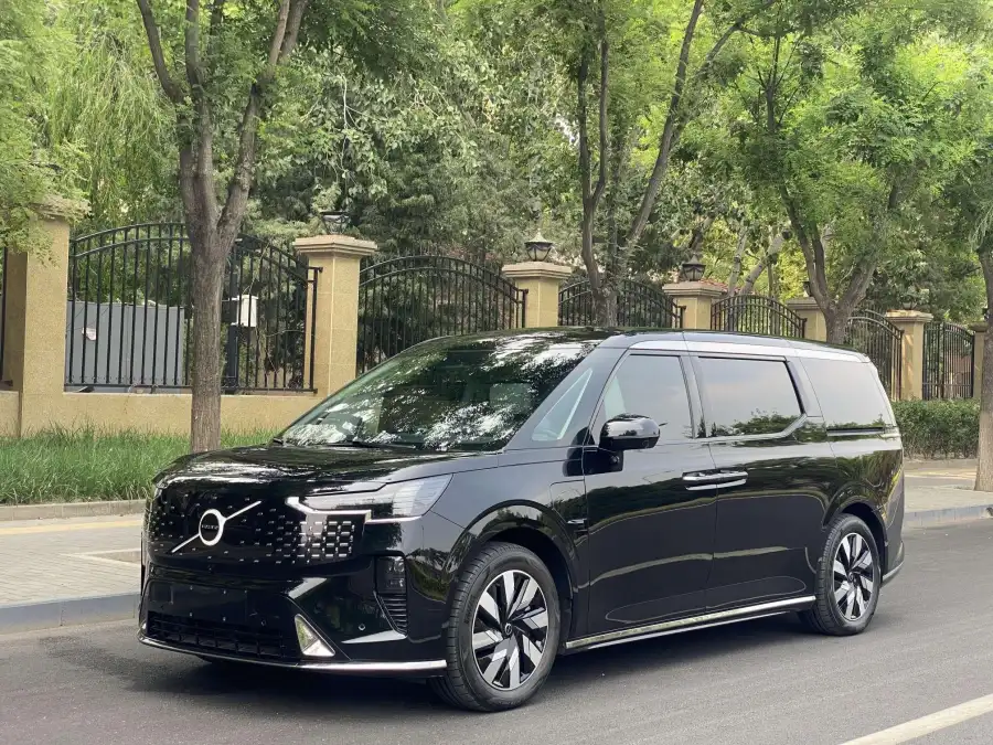 Volvo EM90 Ultra 6 мест