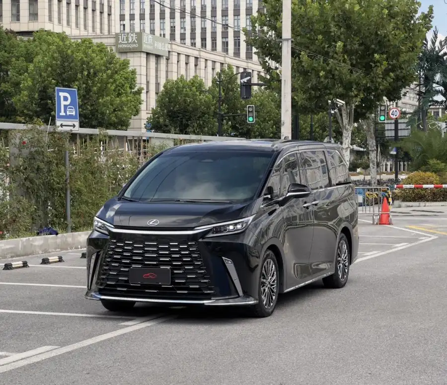 Lexus LM 500h DIRECT4 6 мест