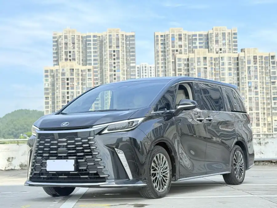 Lexus LM 500h DIRECT4 6 мест