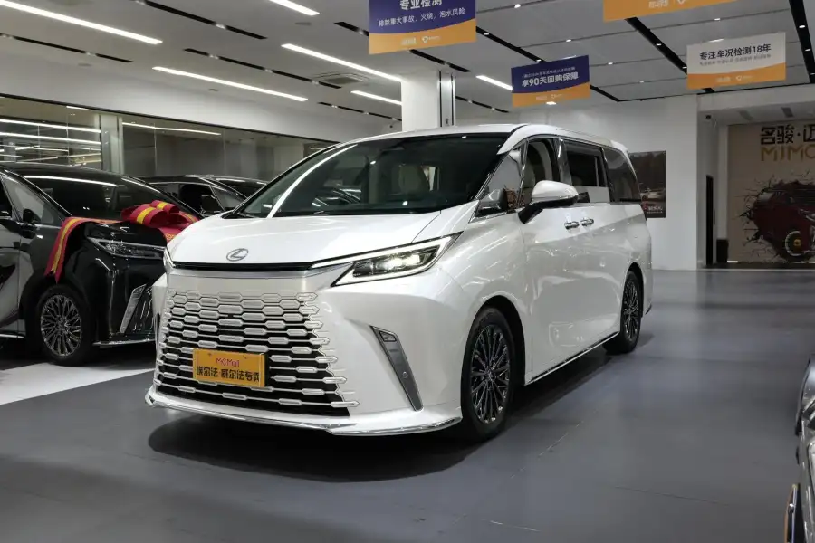 Lexus LM 500h DIRECT4 6 мест