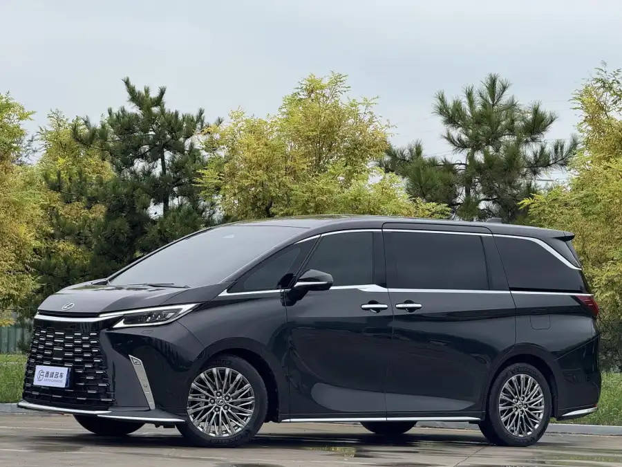 Lexus LM 500h DIRECT4 6 мест