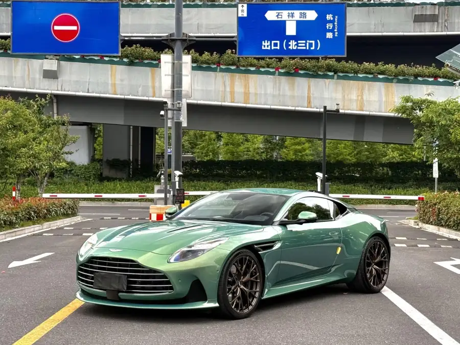 Aston Martin DB12 4.0T V8 Goldfinger Edition