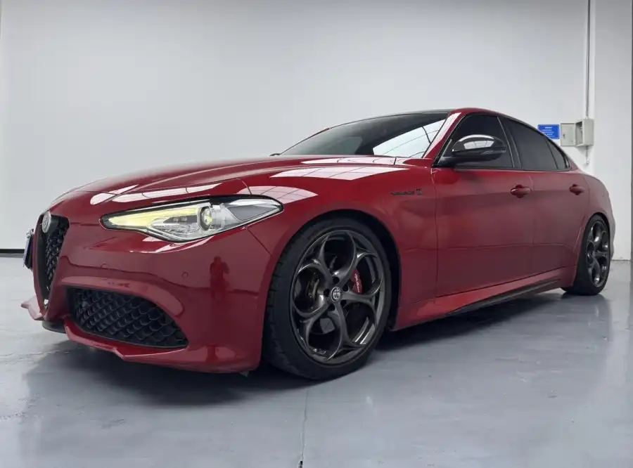 Alfa Romeo Giulia 2.0T 280HP Veloce Ti