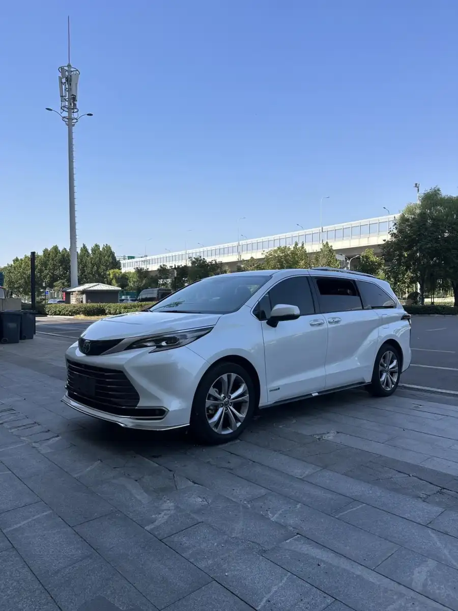 Toyota Sienna 2.5L Supreme