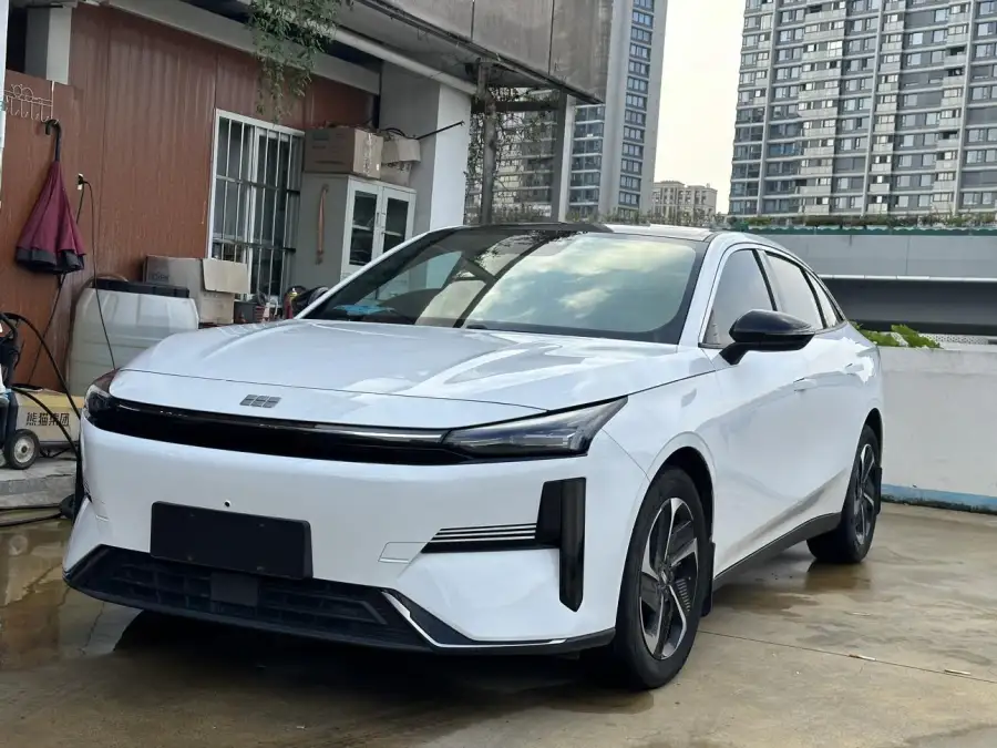 Geely Galaxy L6 1.5T DHT 60km PLUS
