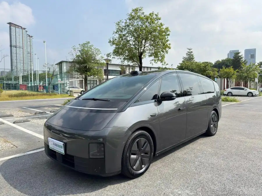Li Auto MEGA Ultra