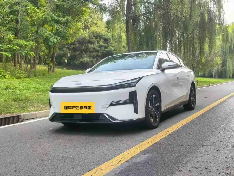 Geely Galaxy L6 1.5T DHT 125km PLUS