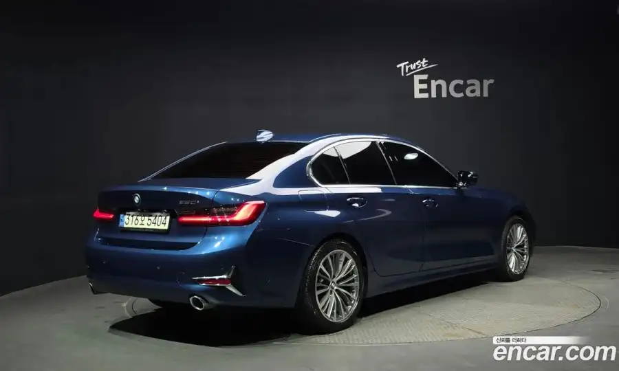 BMW 3-Series 320i Luxury