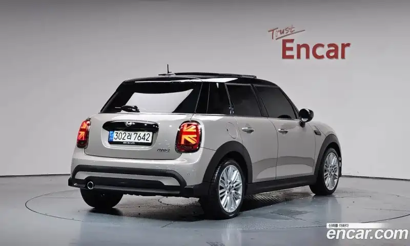 Mini Cooper 5-Door Classic Plus