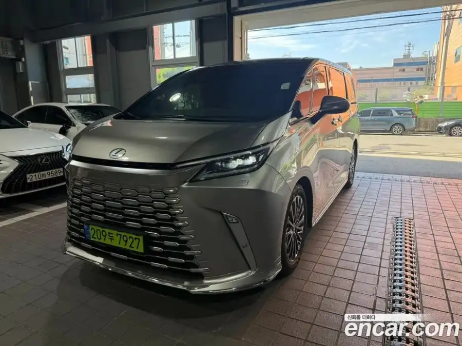 Lexus LM 500h Royal