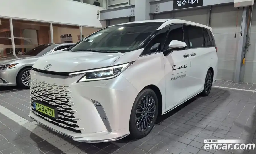 Lexus LM 500h Royal