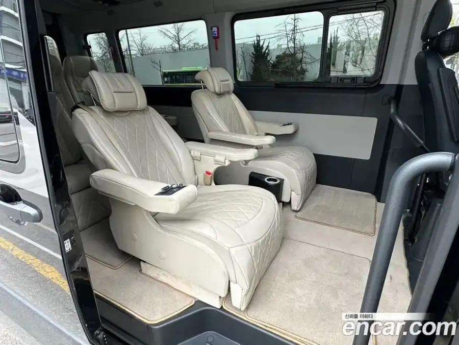 Hyundai Solati 15-seater