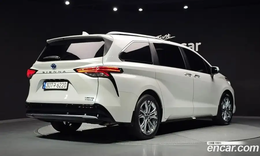 Toyota Sienna 2.5 Hybrid 2WD